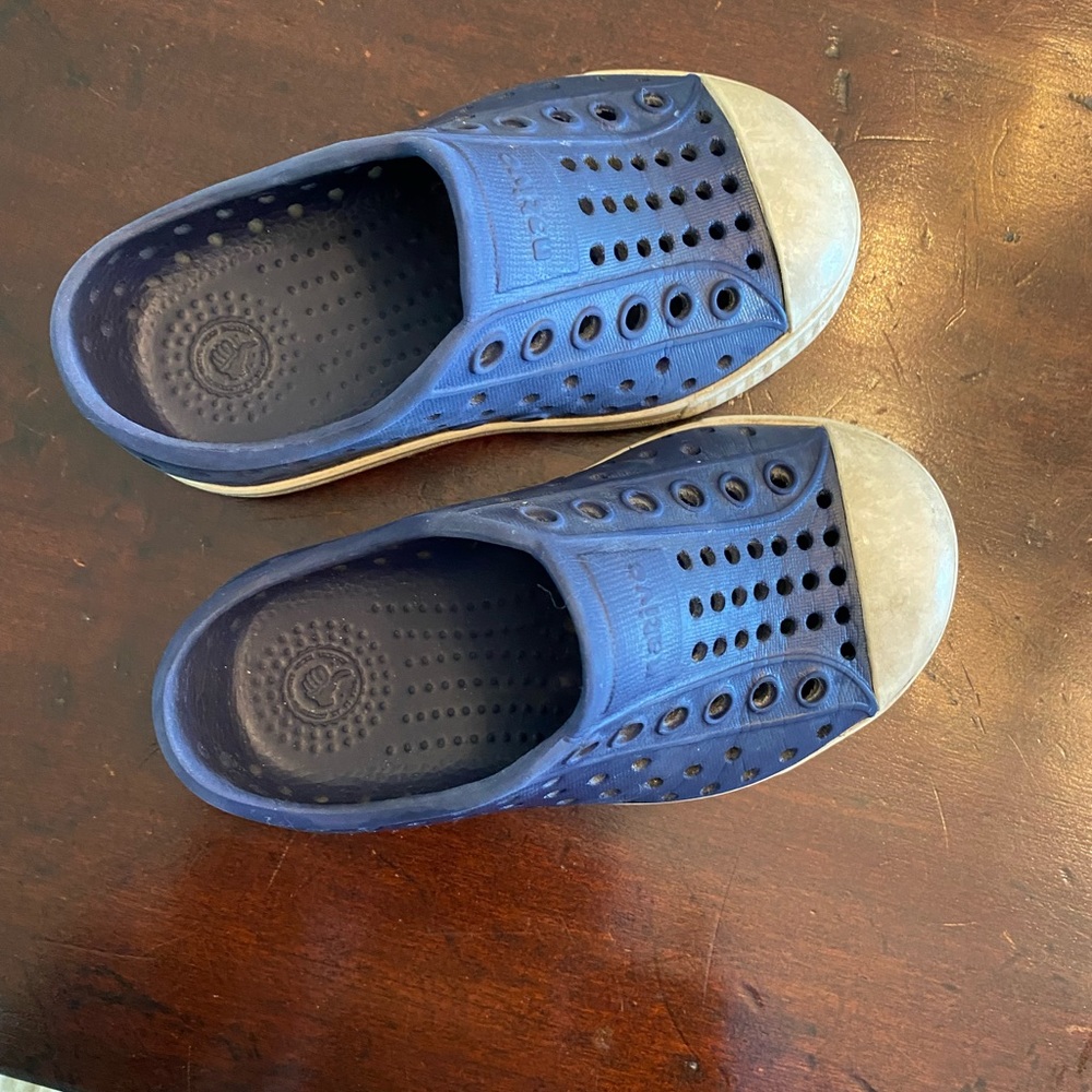 Native Jefferson blue shoes in 6C
